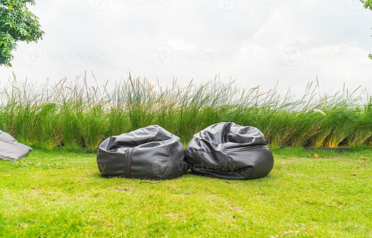 lege stoelzak op gras in park foto