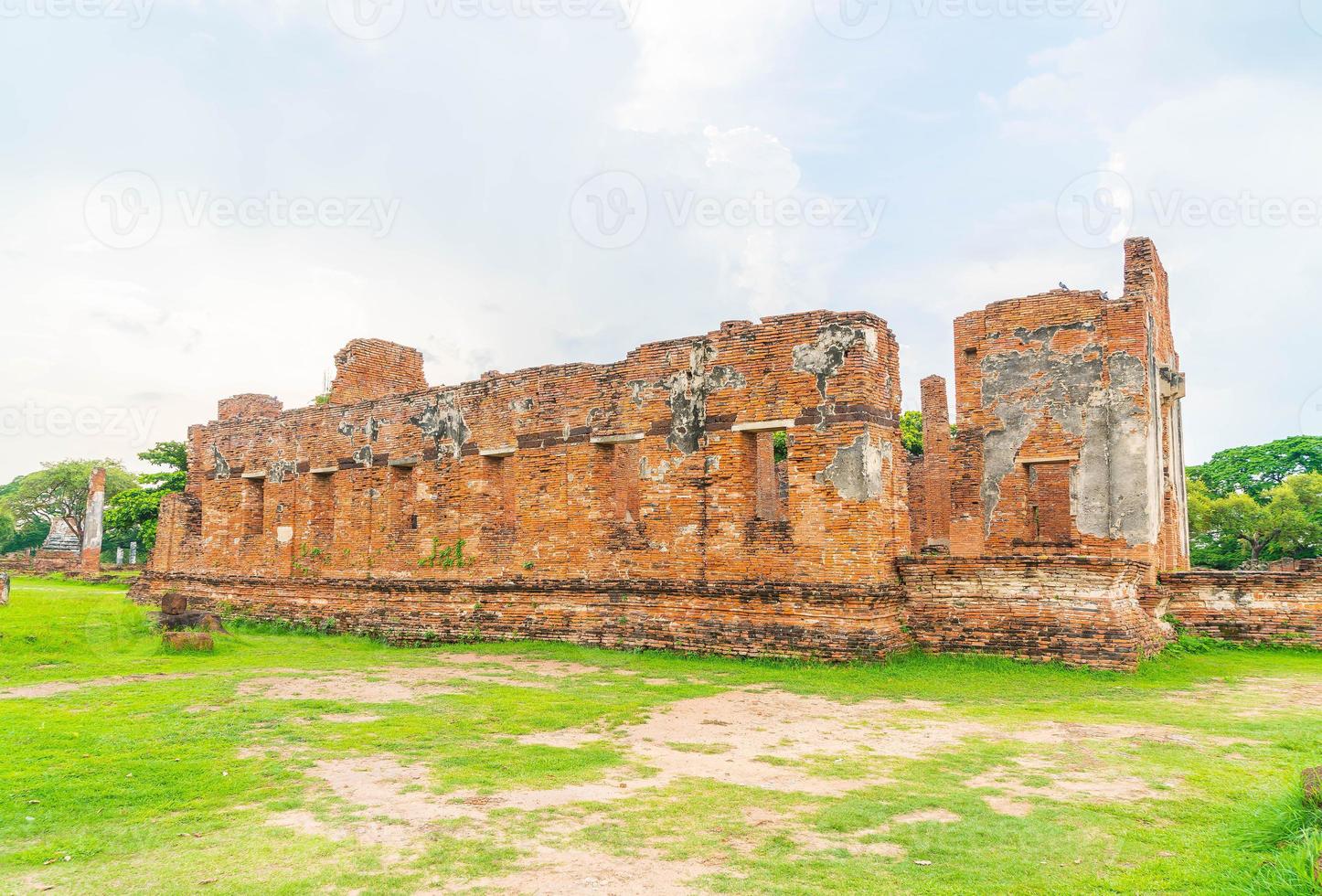 prachtige oude architectuur historisch van ayutthaya in thailand - verhoog de kleurverwerkingsstijl foto