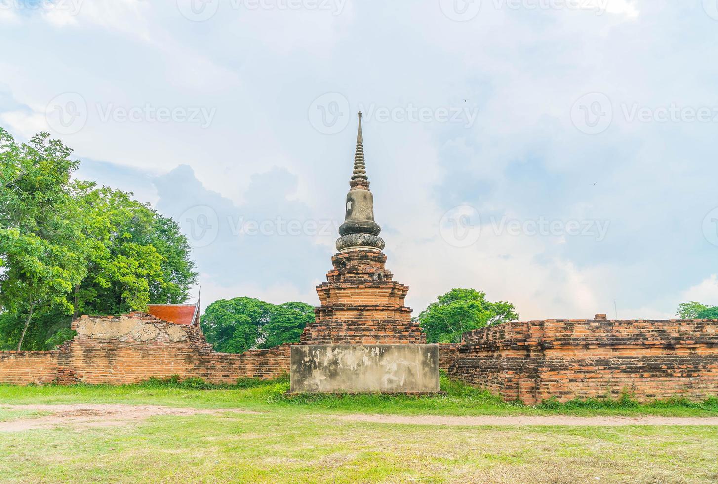 prachtige oude architectuur historisch van ayutthaya in thailand - verhoog de kleurverwerkingsstijl foto