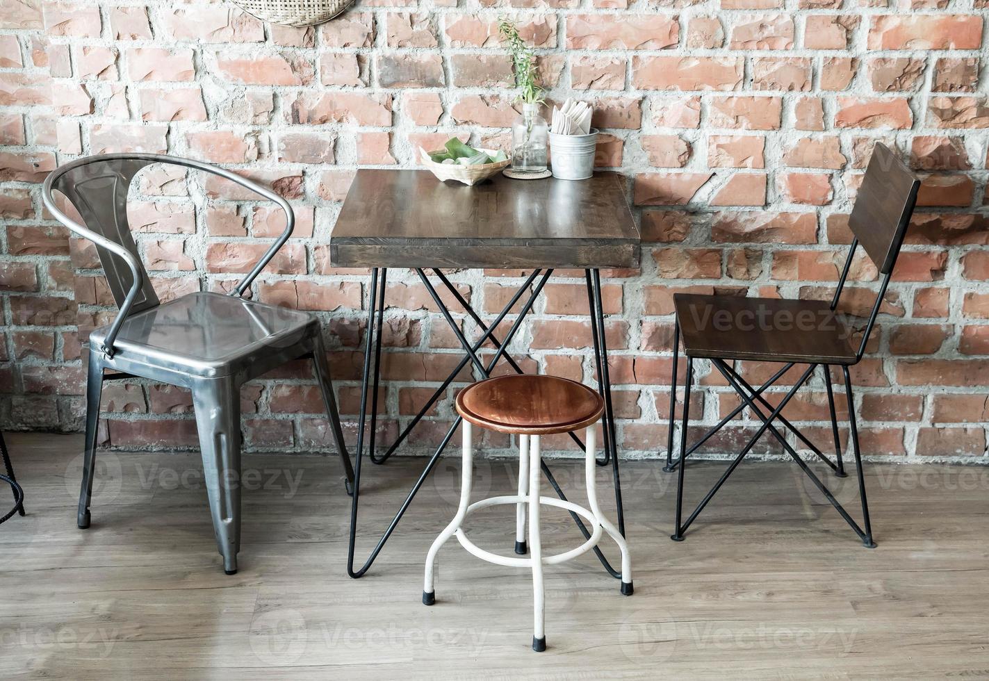 lege houten stoel in restaurant - vintage effectfilter foto