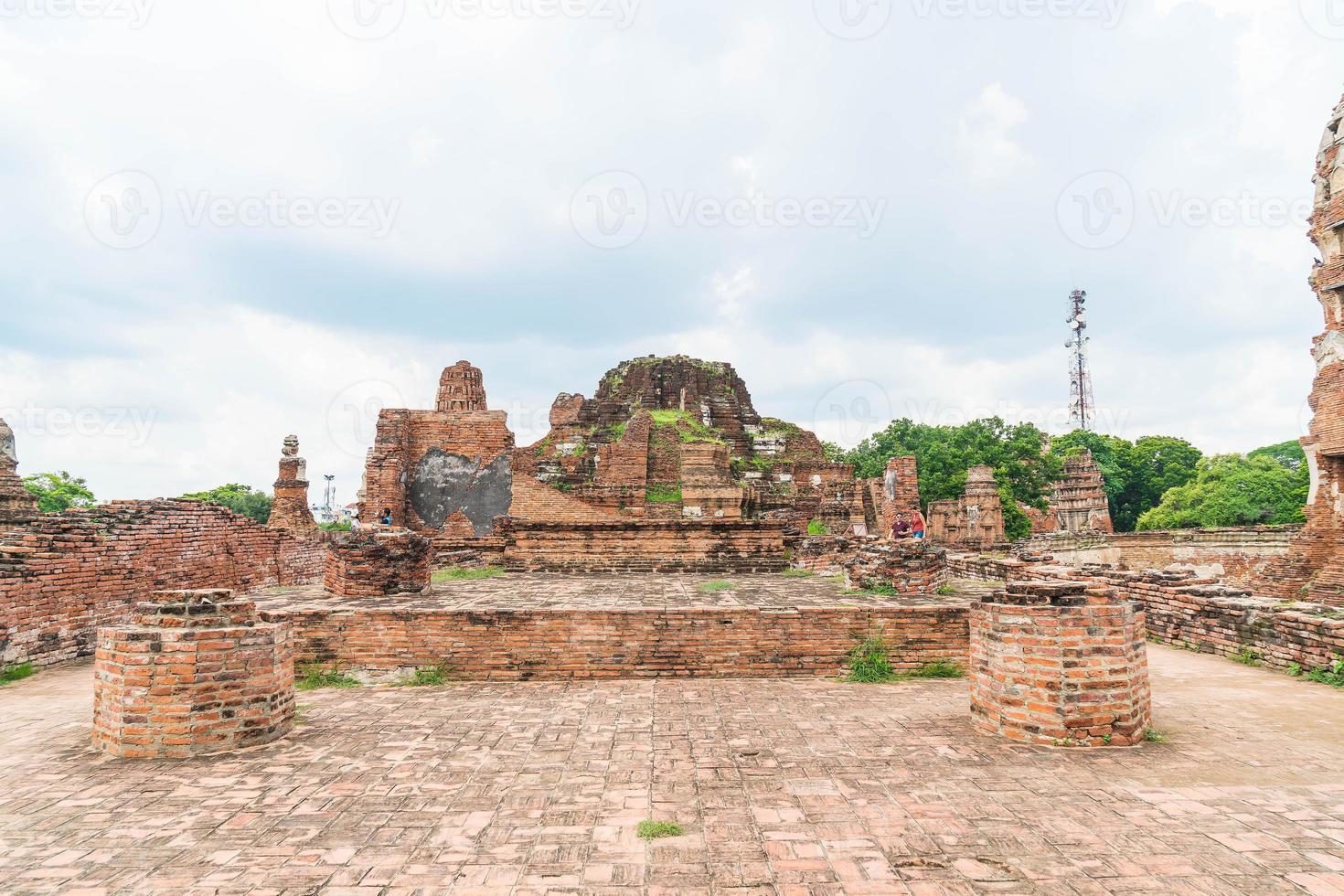 prachtige oude architectuur historisch van ayutthaya in thailand - verhoog de kleurverwerkingsstijl foto