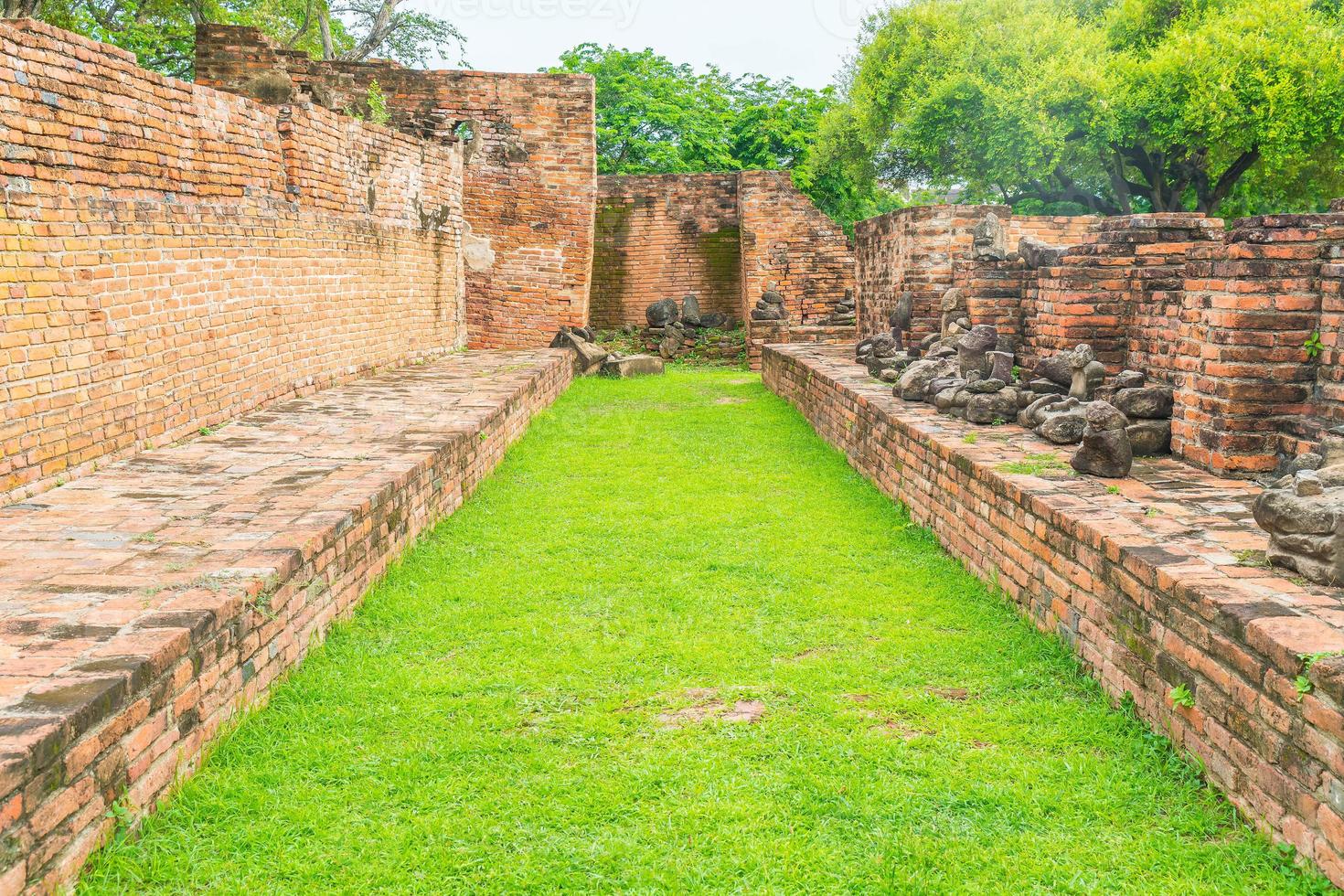 prachtige oude architectuur historisch van ayutthaya in thailand - verhoog de kleurverwerkingsstijl foto