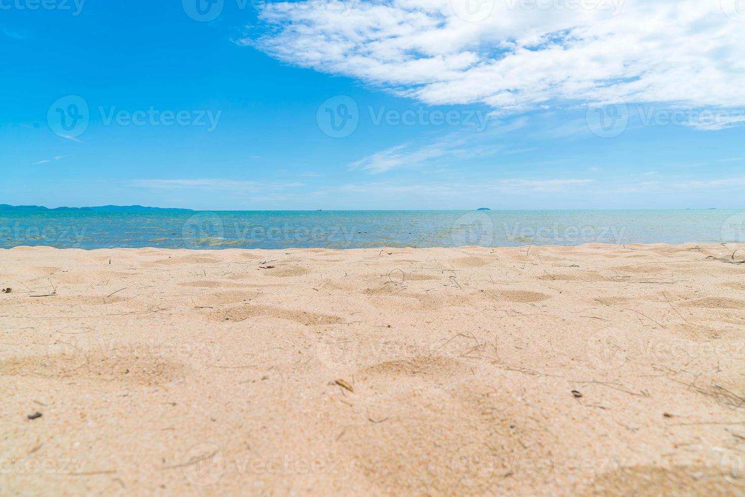 lege zee en strand achtergrond foto