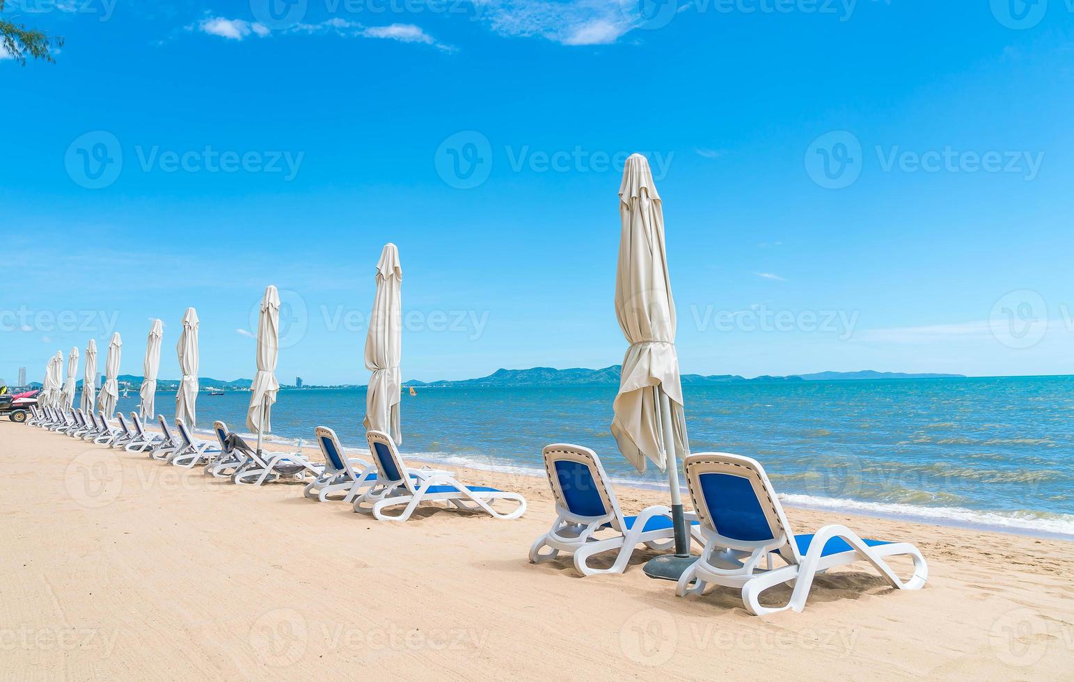 buiten met parasol en stoel op mooi tropisch strand en zee foto