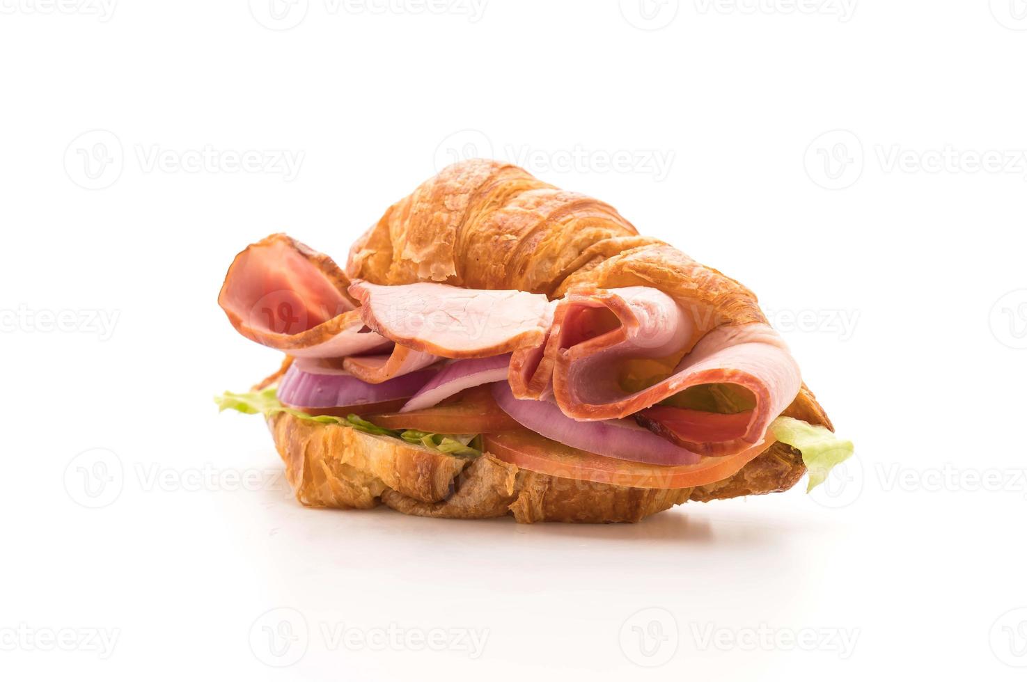 croissant sandwich ham op witte achtergrond foto