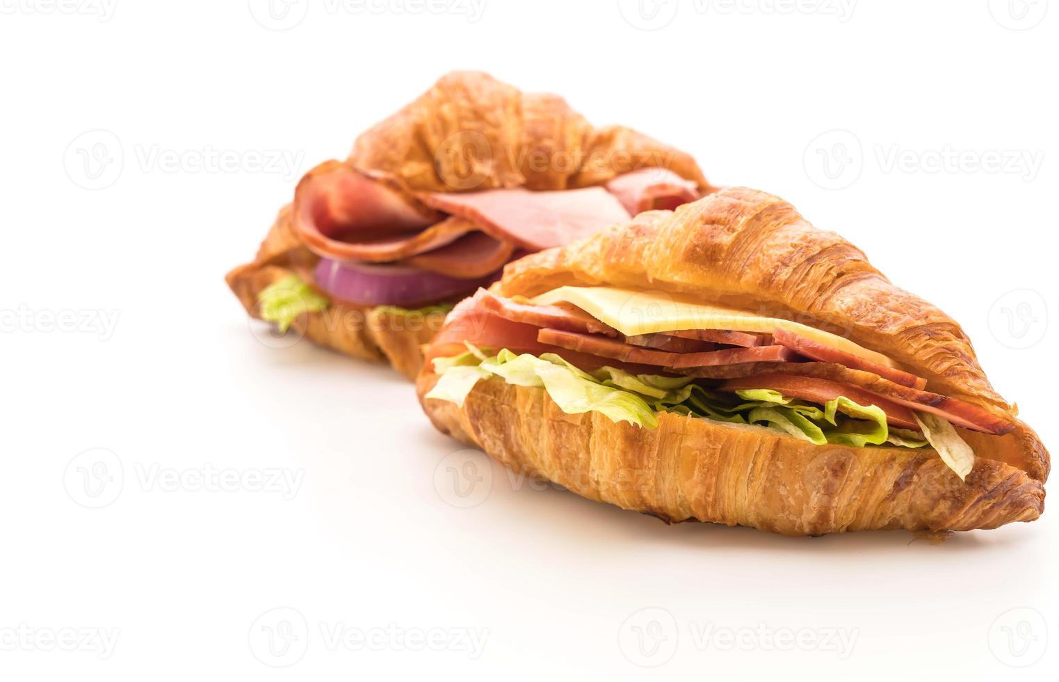 croissant sandwich ham op witte achtergrond foto