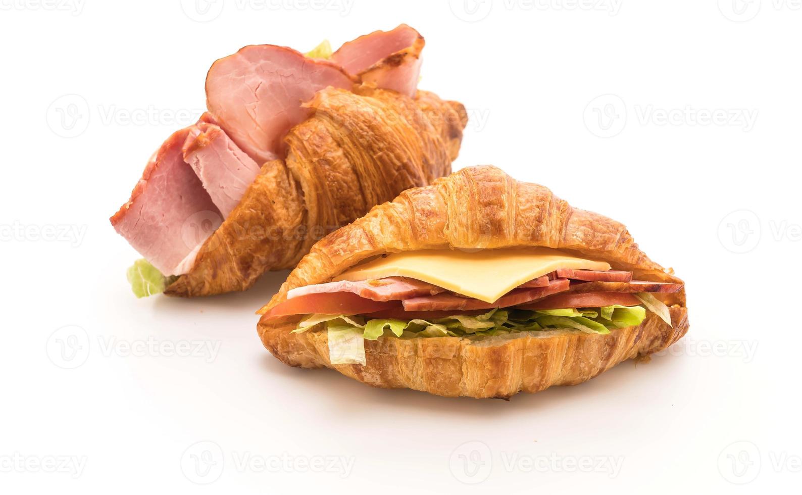 croissant sandwich ham op witte achtergrond foto