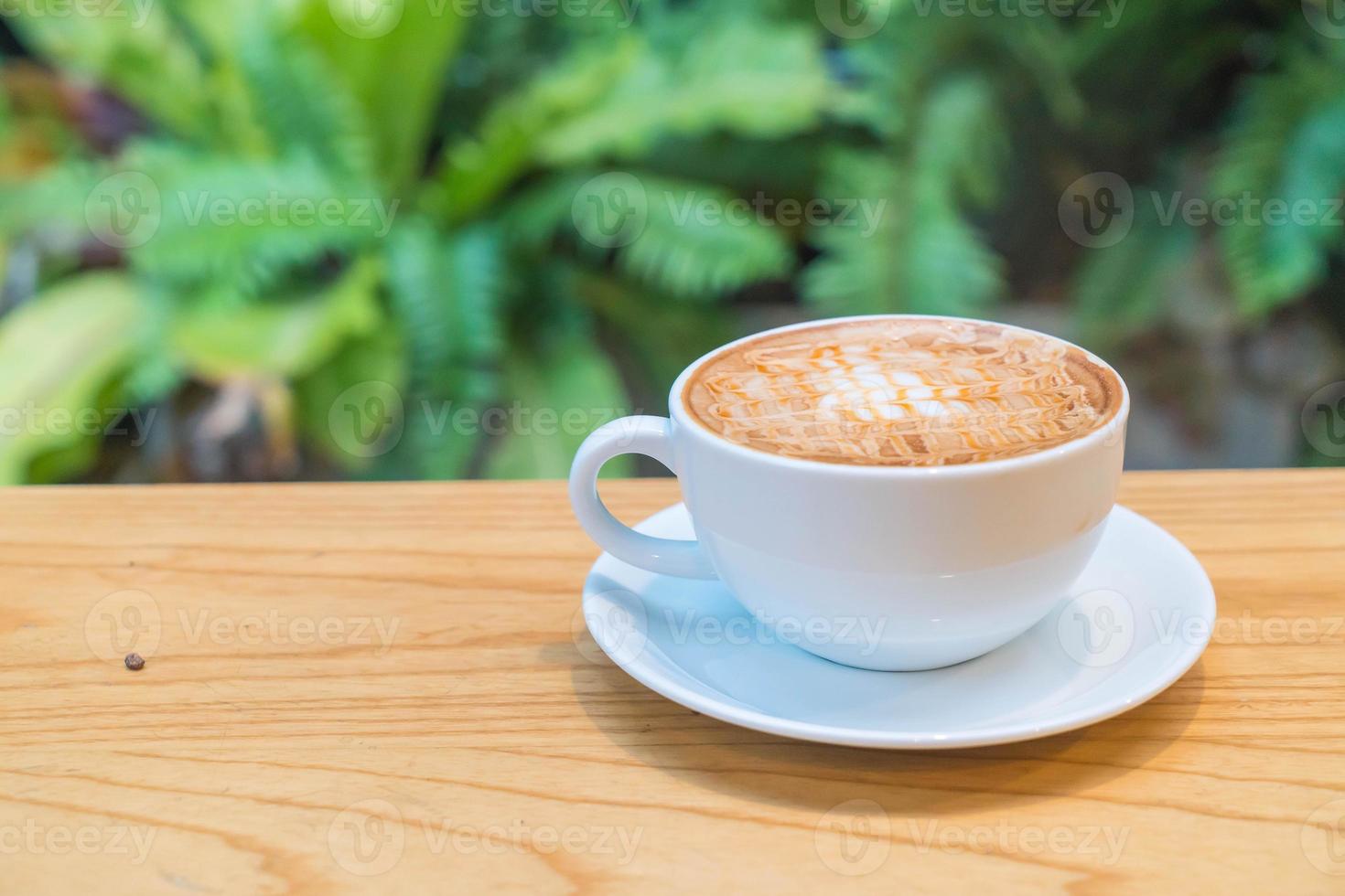 hete karamel macchiato in coffeeshop foto