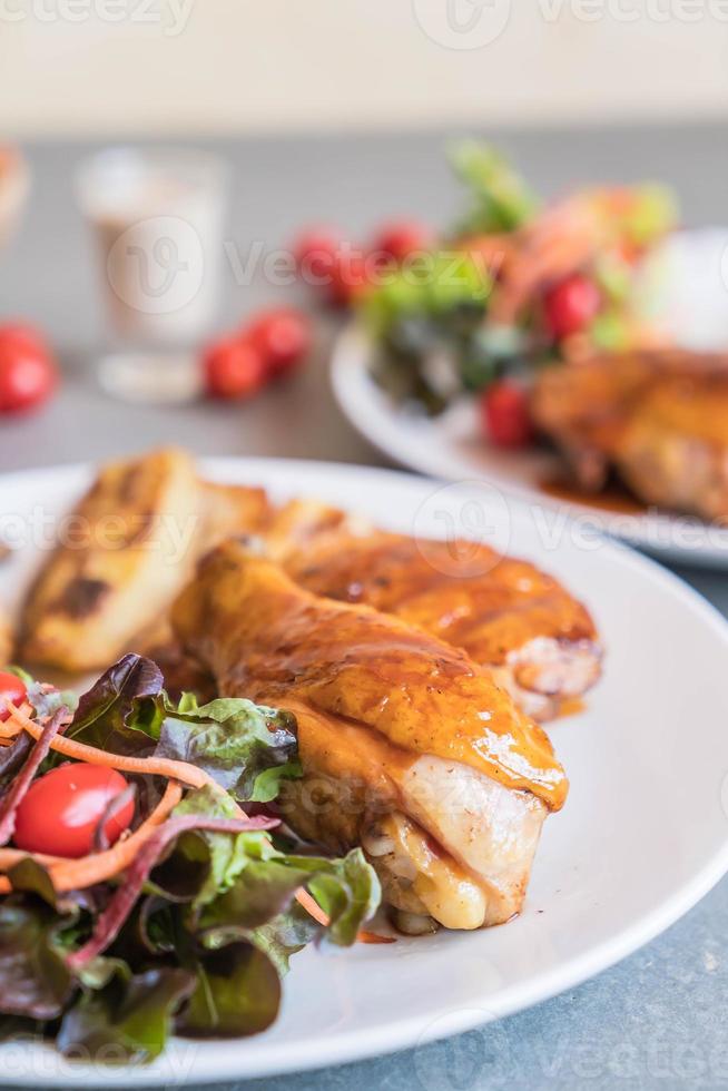 gegrilde kipsteak met teriyakisaus op eettafel dining foto