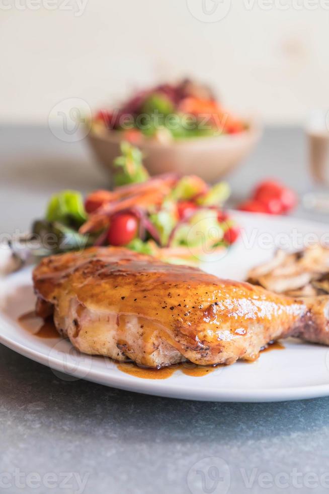 gegrilde kipsteak met teriyakisaus op eettafel dining foto