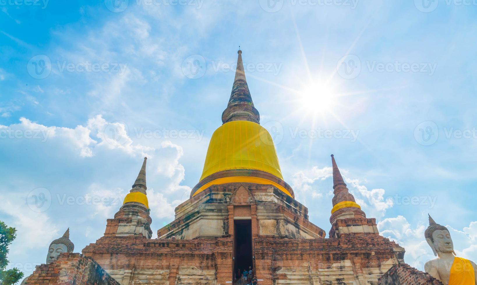 prachtige oude architectuur historisch van ayutthaya in thailand - verhoog de kleurverwerkingsstijl foto