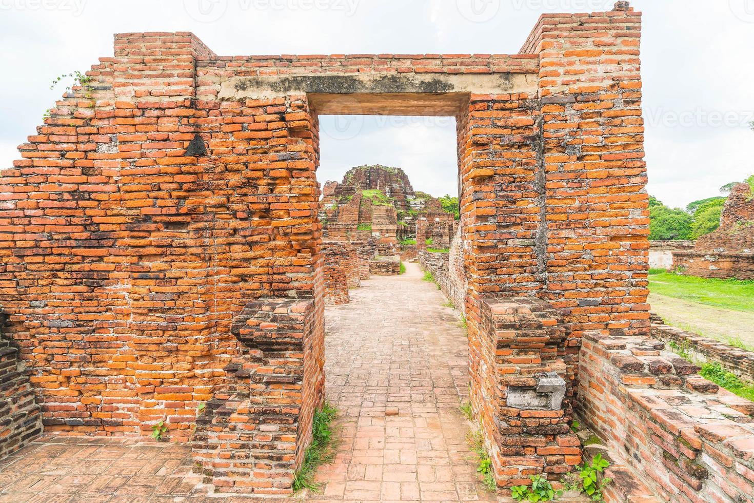 prachtige oude architectuur historisch van ayutthaya in thailand - verhoog de kleurverwerkingsstijl foto