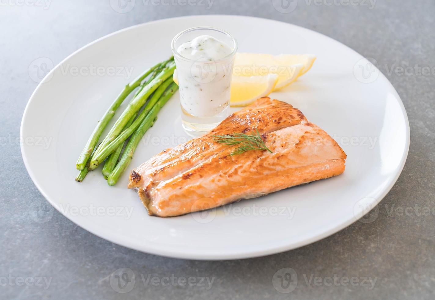 gegrilde zalm steak op tafel foto