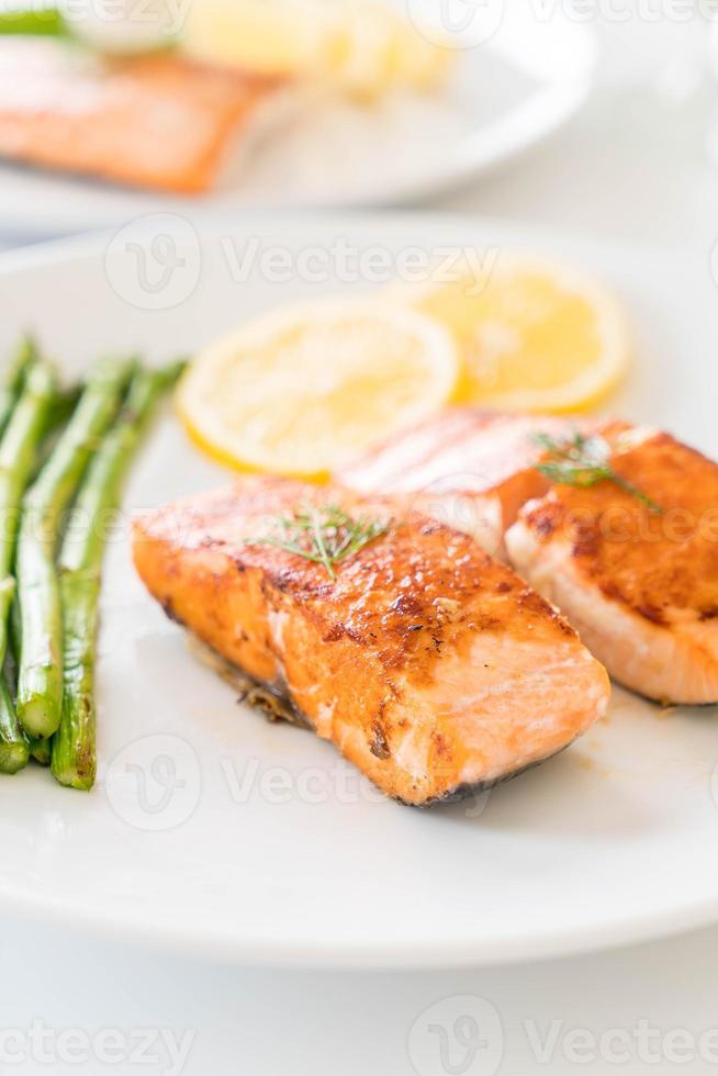 gegrilde zalm steak op tafel foto