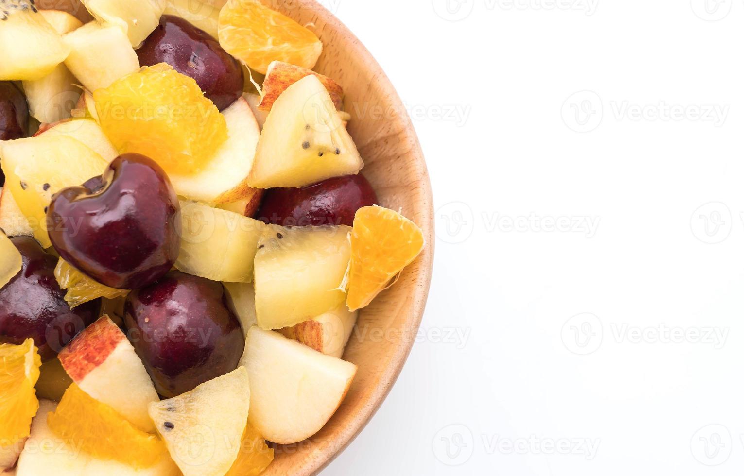 gemengd gesneden fruit in houten kom foto