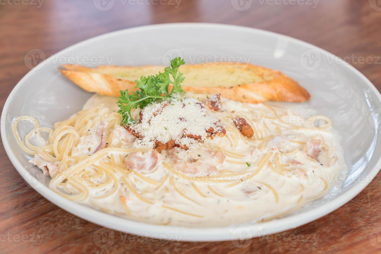 spaghetti carbonara op bord - Italiaans eten foto