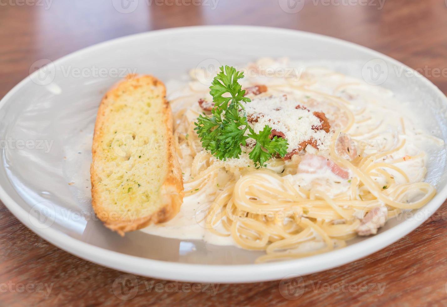 spaghetti carbonara op bord - Italiaans eten foto