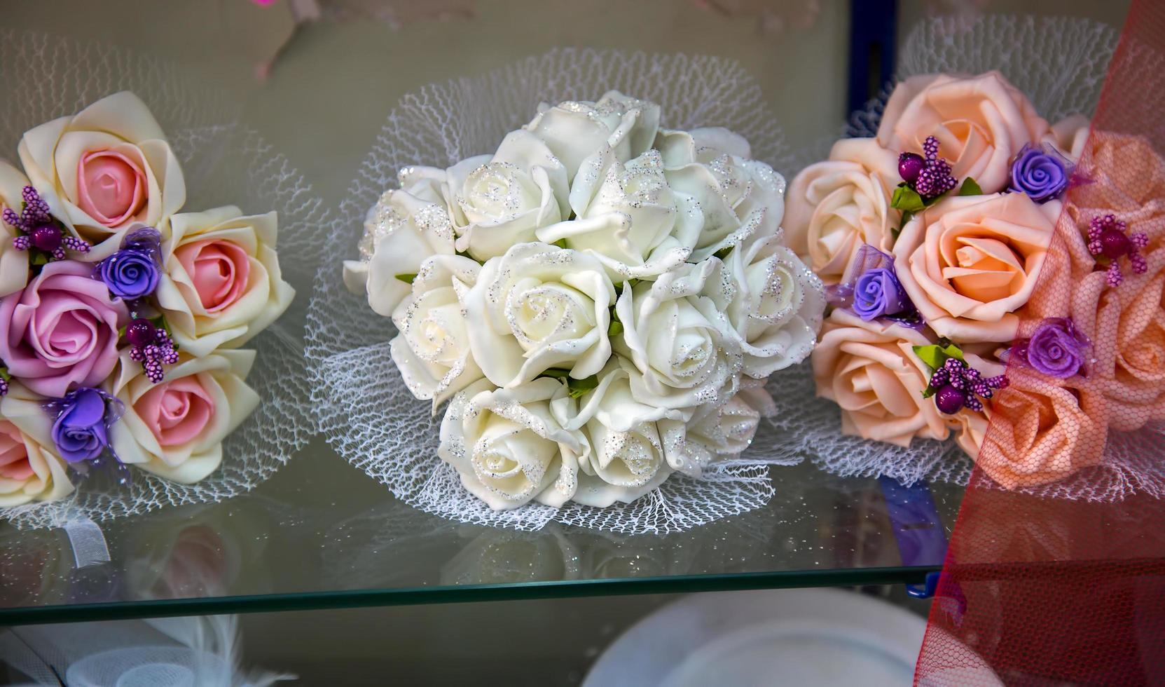kleurrijk bruidsboeket mooie romantische bloemen foto