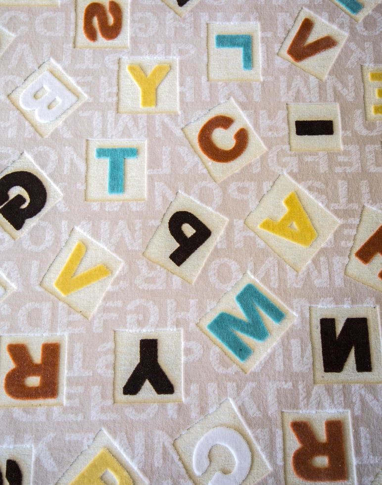 alfabetten op tapijt onderwijsconcept foto