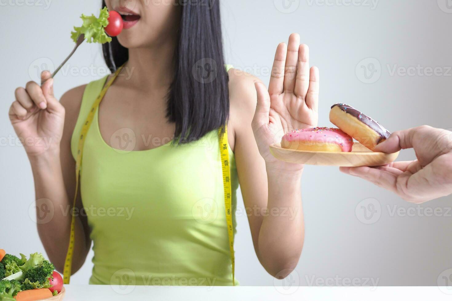 slank lichaam Dames Kiezen gedurende gezond voedingsmiddelen en donut, vrouw Kiezen salade voor eetpatroon. mooi zo gezond voedsel. gewicht verliezen, evenwicht, controle, verminderen dik, laag calorieën, routines, oefening. foto