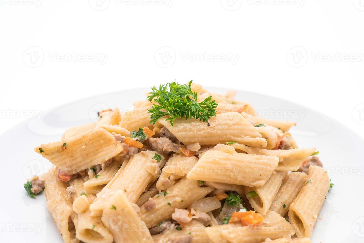 penne pasta roomkaas op tafel foto