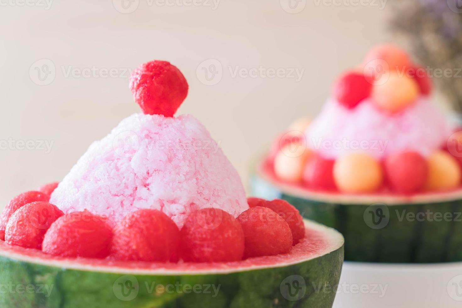 watermeloen bingsu dessert op tafel foto