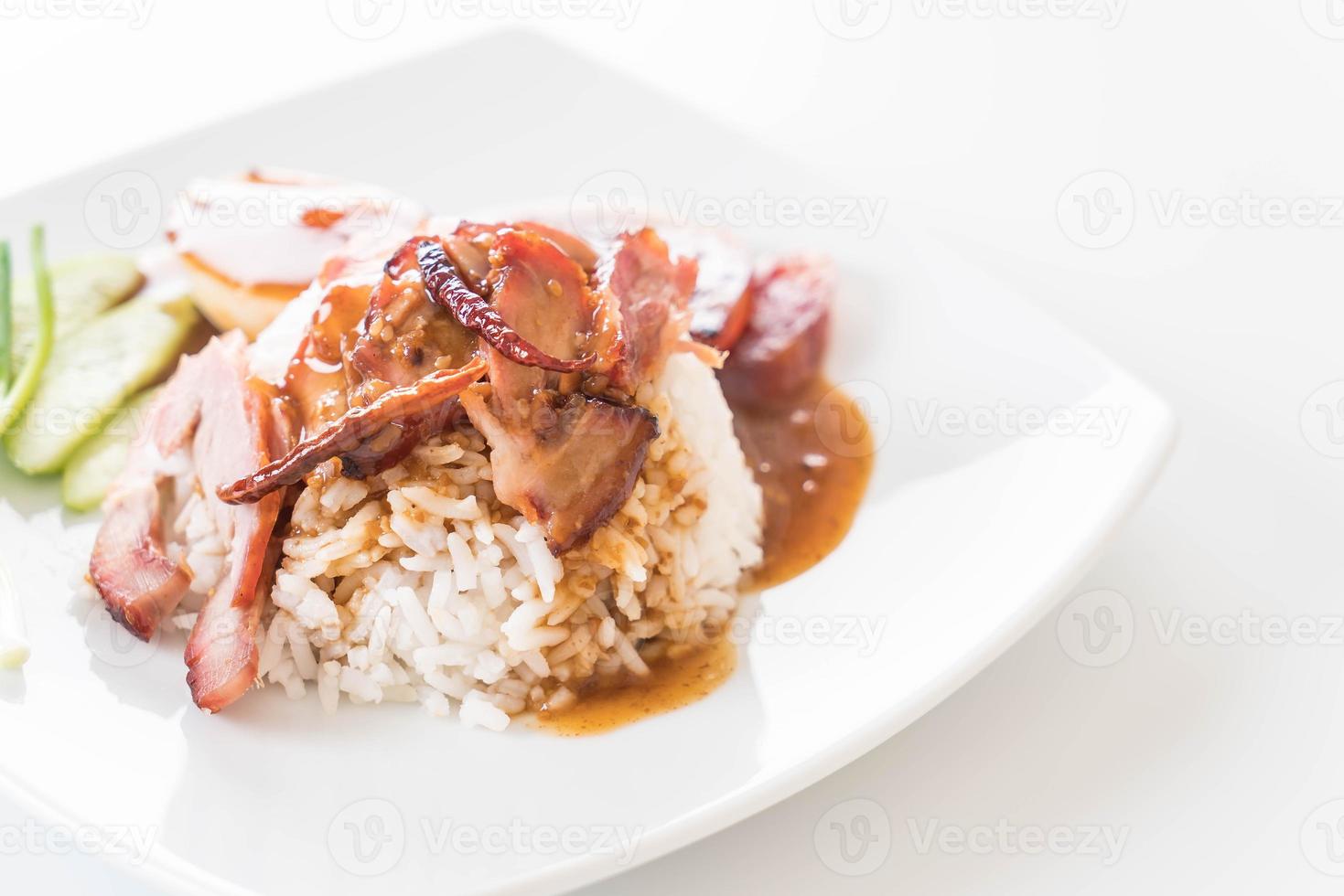 geroosterd rood varkensvlees in saus met rijst foto