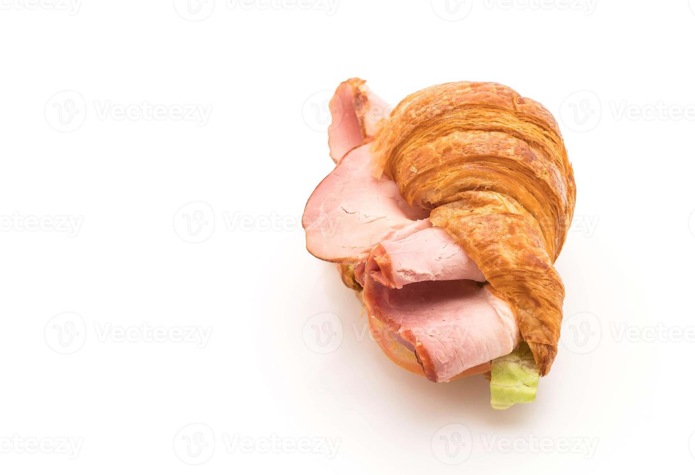 croissant sandwich ham op witte achtergrond foto