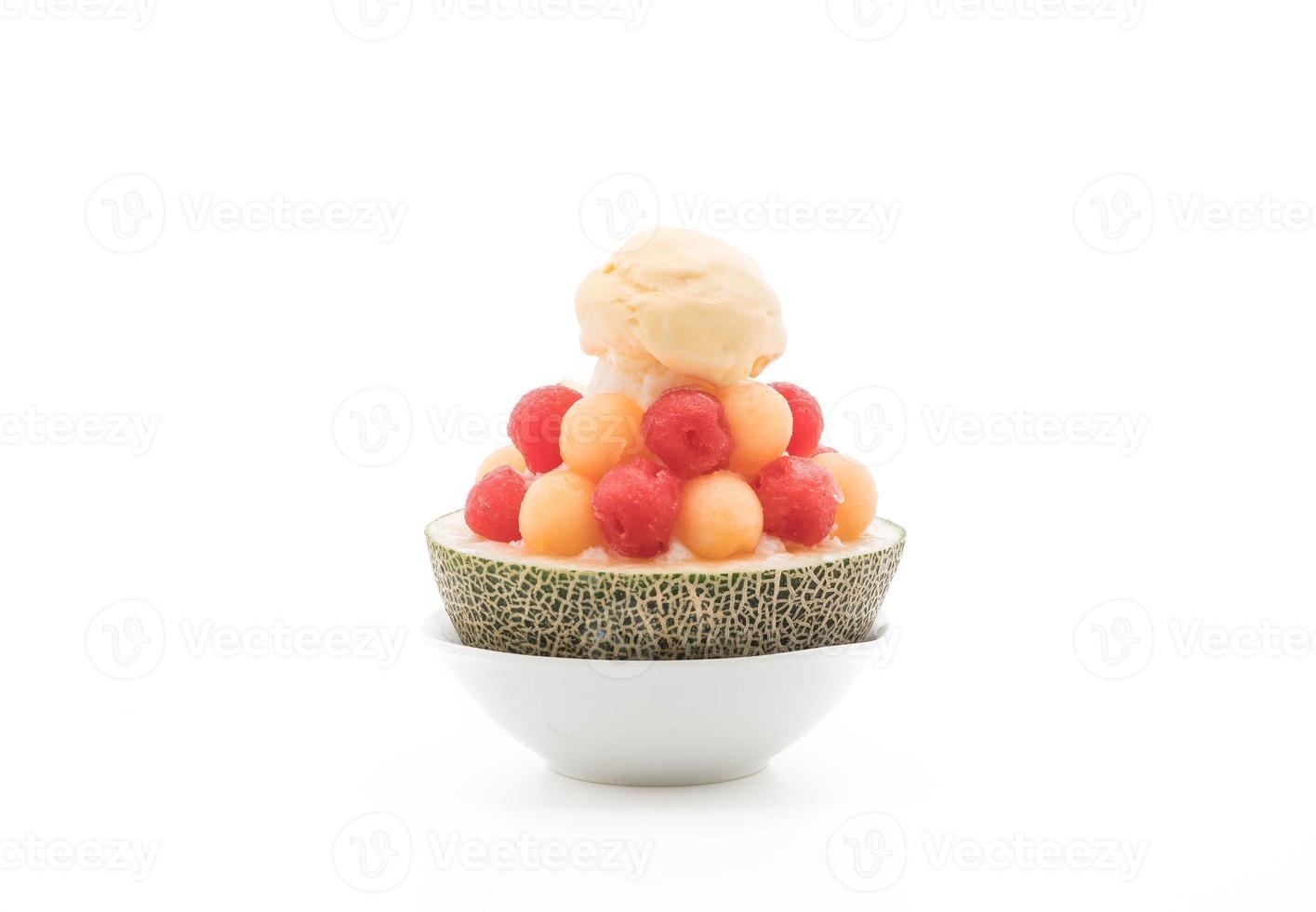 ijsmeloen bingsu, beroemd Koreaans ijs op witte achtergrond foto