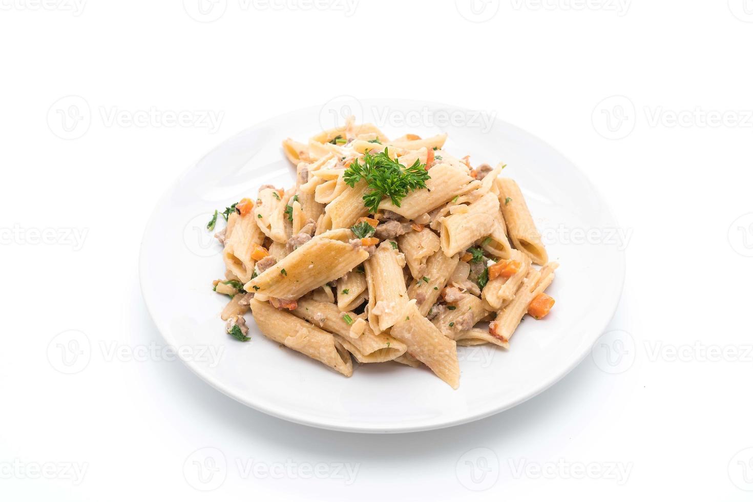 Penne pasta roomkaas op witte achtergrond foto