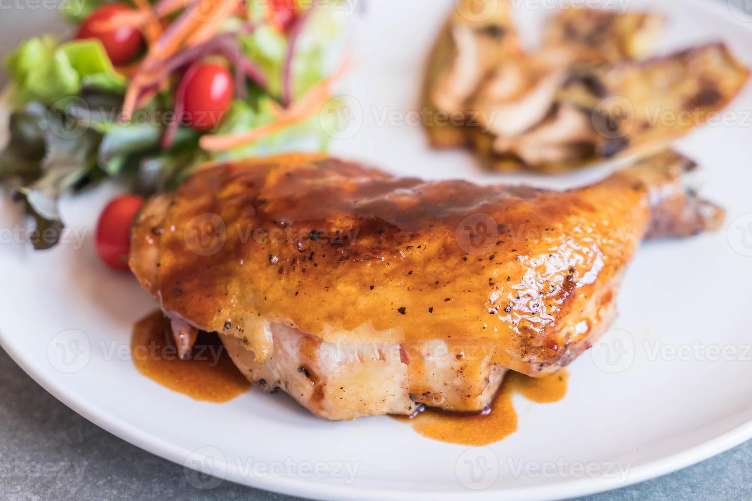 gegrilde kipsteak met teriyakisaus op eettafel dining foto