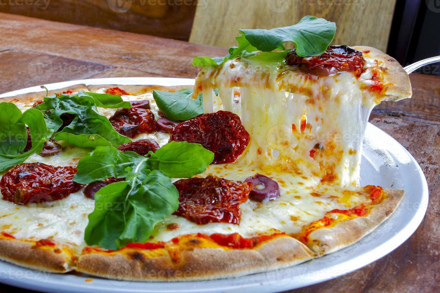 plakje smeltende mozzarella pizza foto