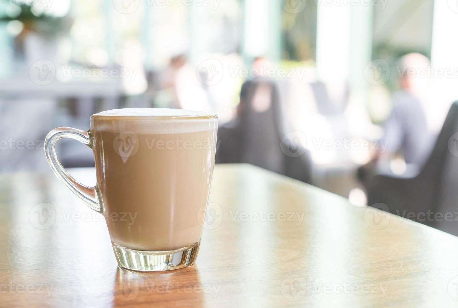 hete latte koffiekopje in coffeeshop foto