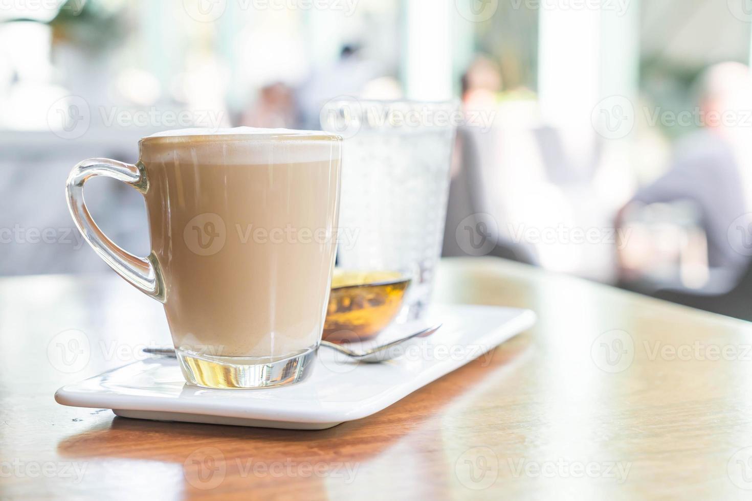 hete latte koffiekopje in coffeeshop foto