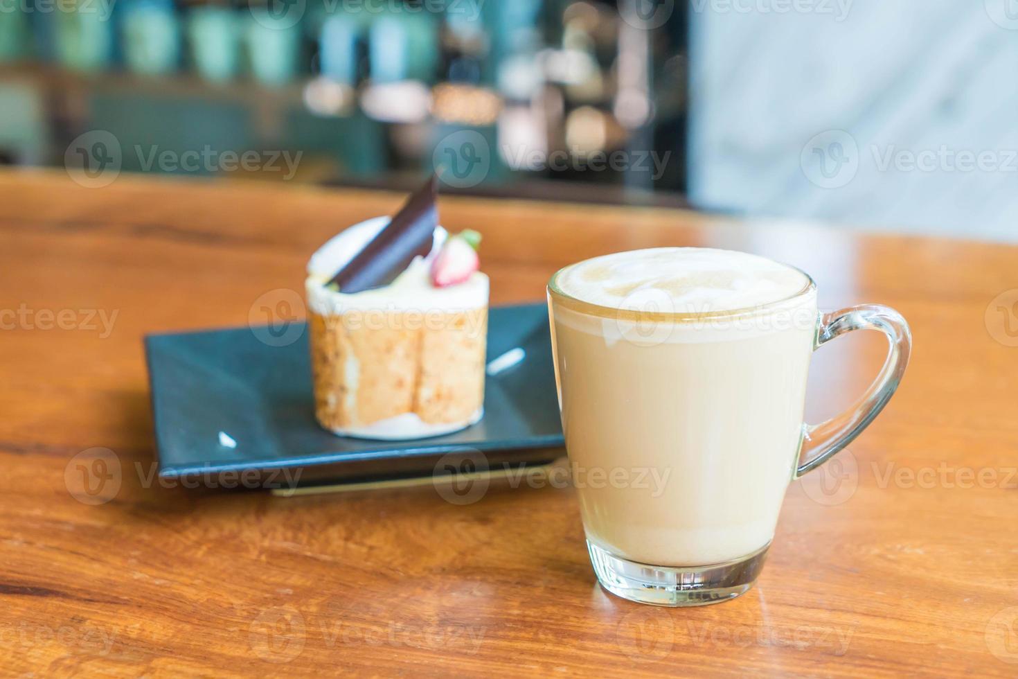 hete latte koffiekopje in coffeeshop foto