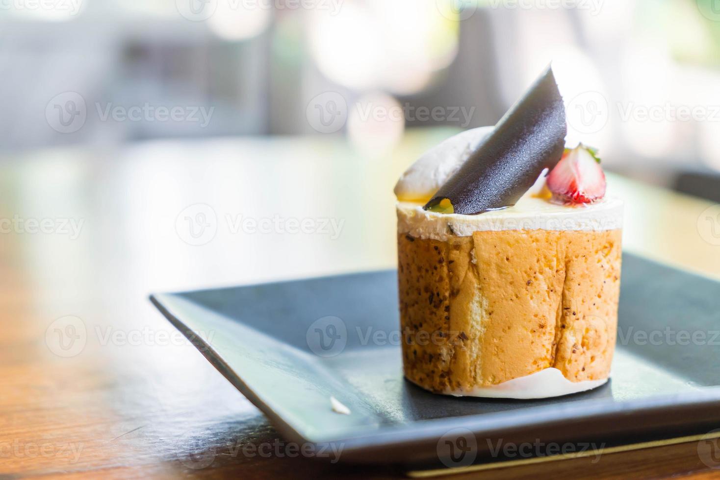 mango en passievruchten mousse cake in café foto