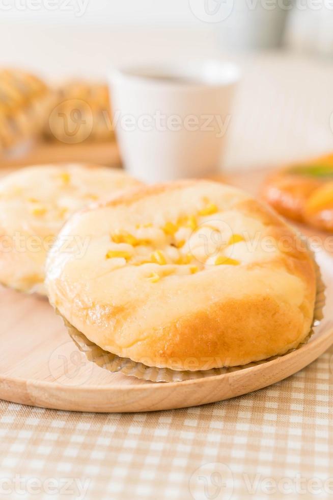 brood met mais en mayonaise op tafel foto