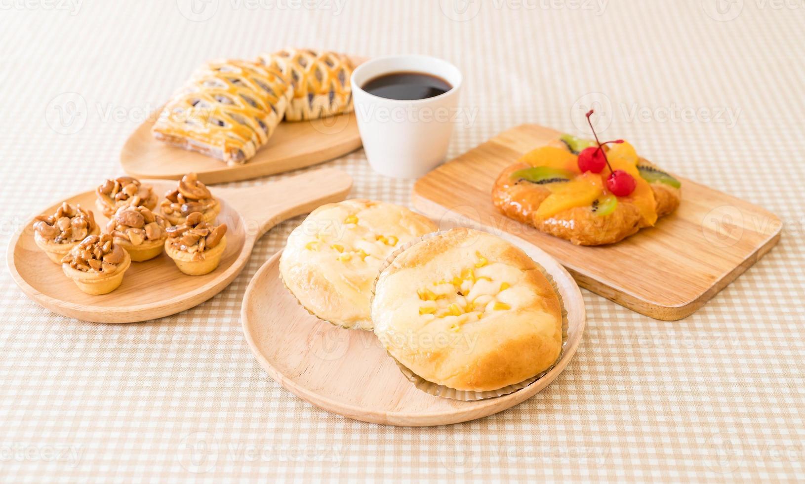 brood met mais en mayonaise op tafel foto