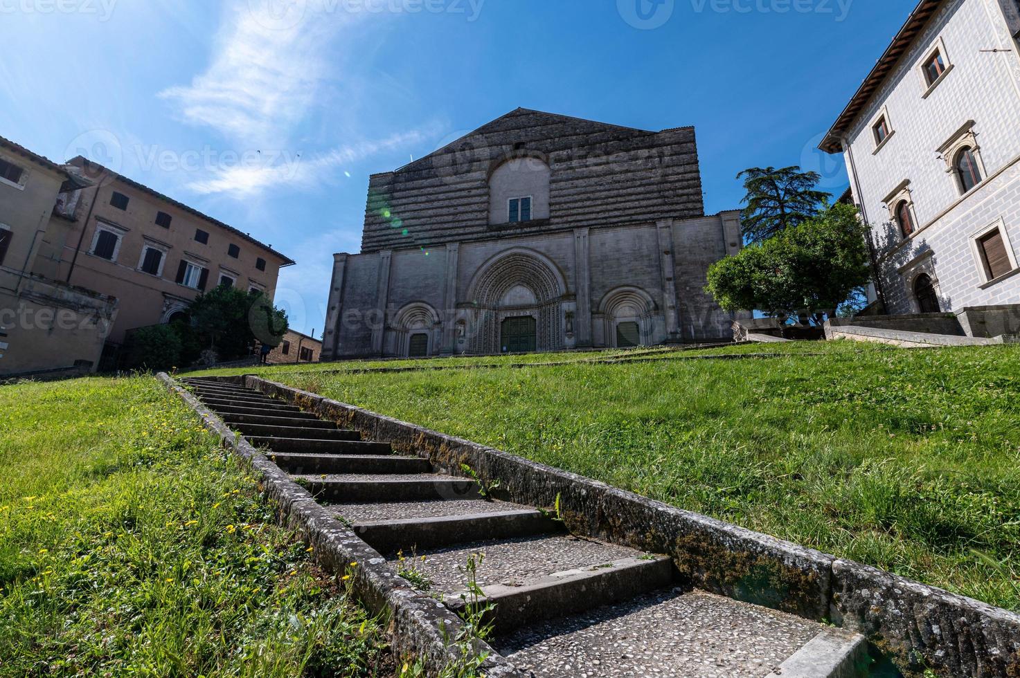 todi kerk van san fortunato net binnen de stad todi, italië foto