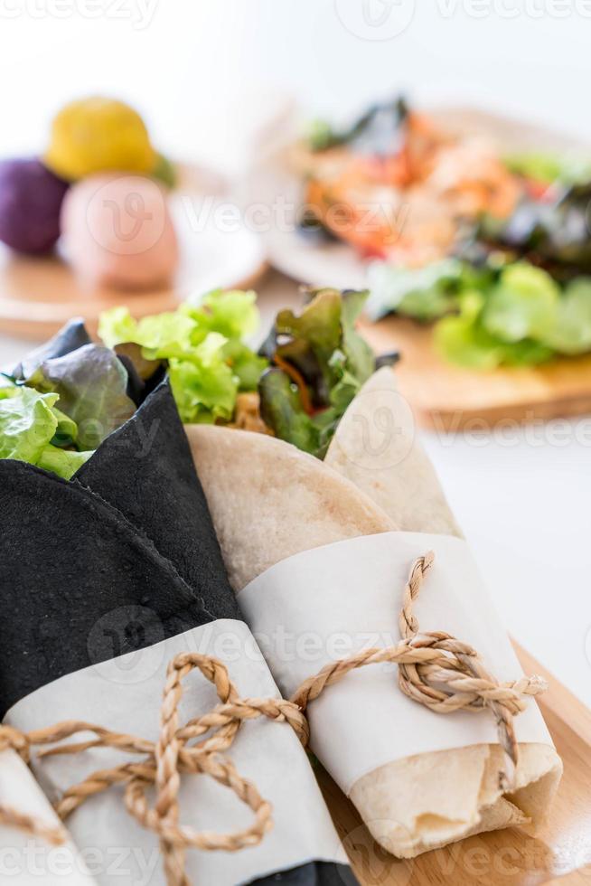 wrap salade rol op tafel foto