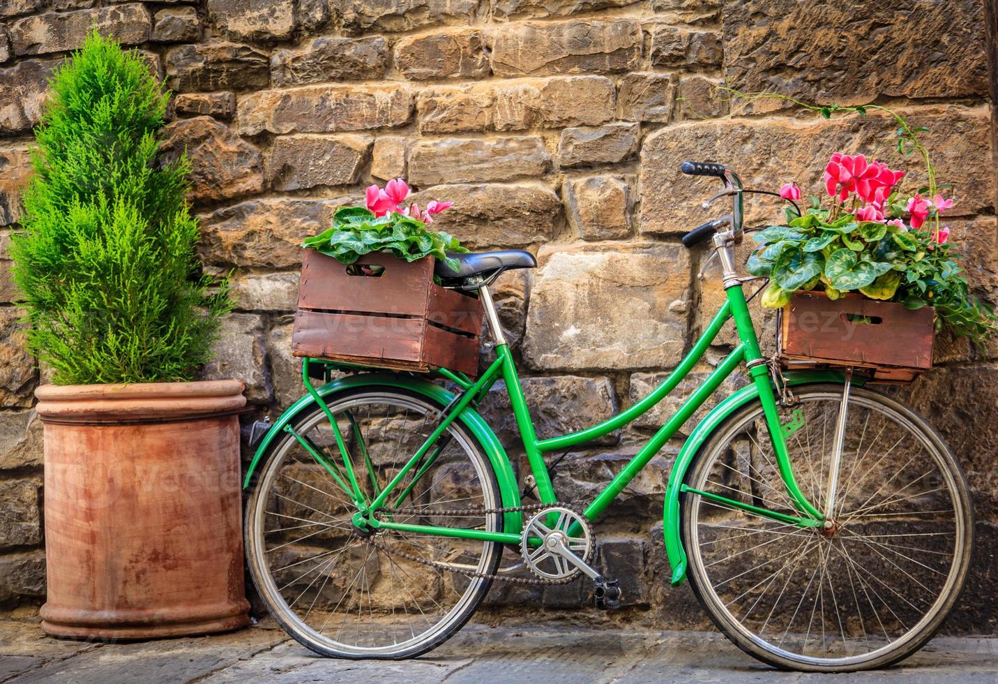 groene fiets met bloemen foto