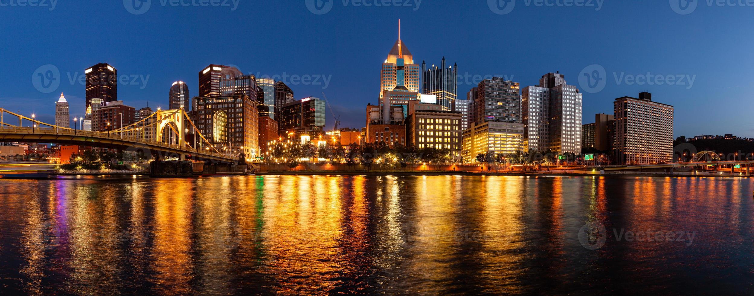 skyline van pittsburgh en de rivier allegheny foto