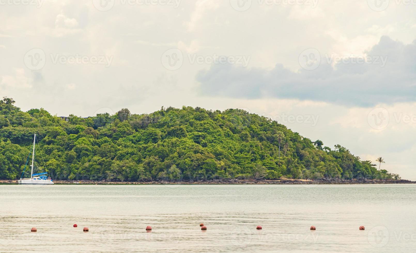 bo phut strandpanorama met boten op koh samui thailand. foto