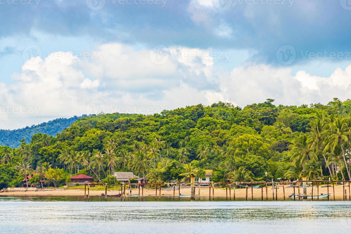 bo phut strandpanorama met boten op koh samui thailand. foto