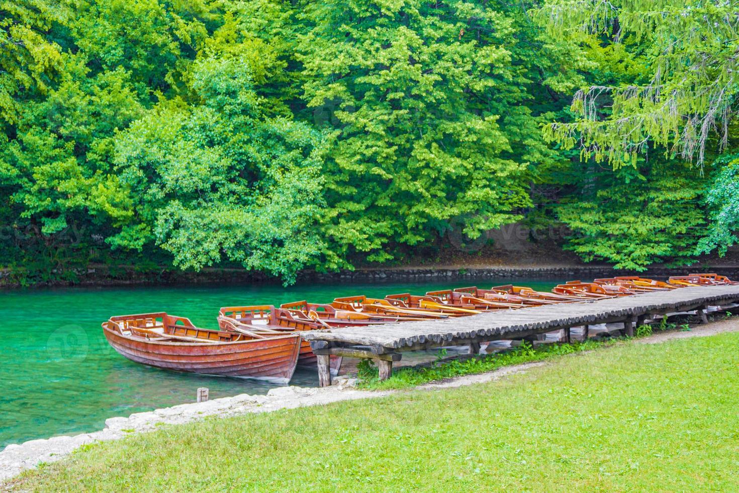 bruine boten bij pier meer kocjak plitvice meren nationaal park. foto