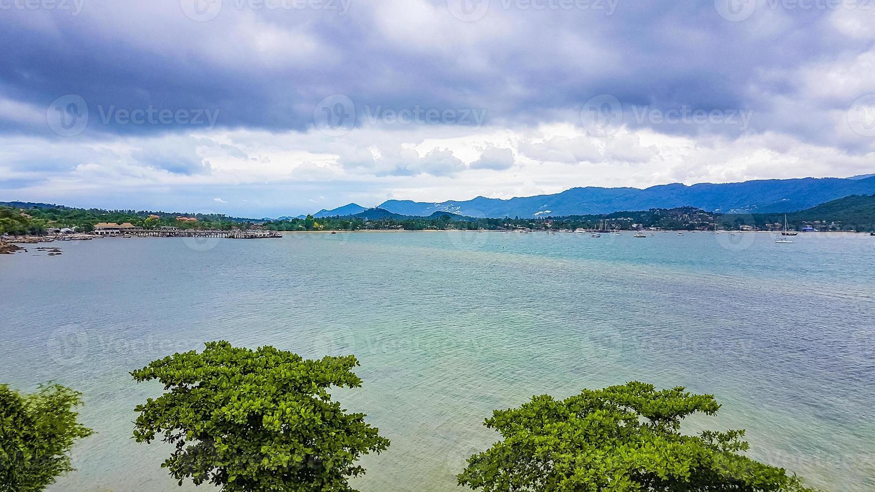 koh samui thailand panoramisch uitzicht op onweerswolken regenachtige dag. foto