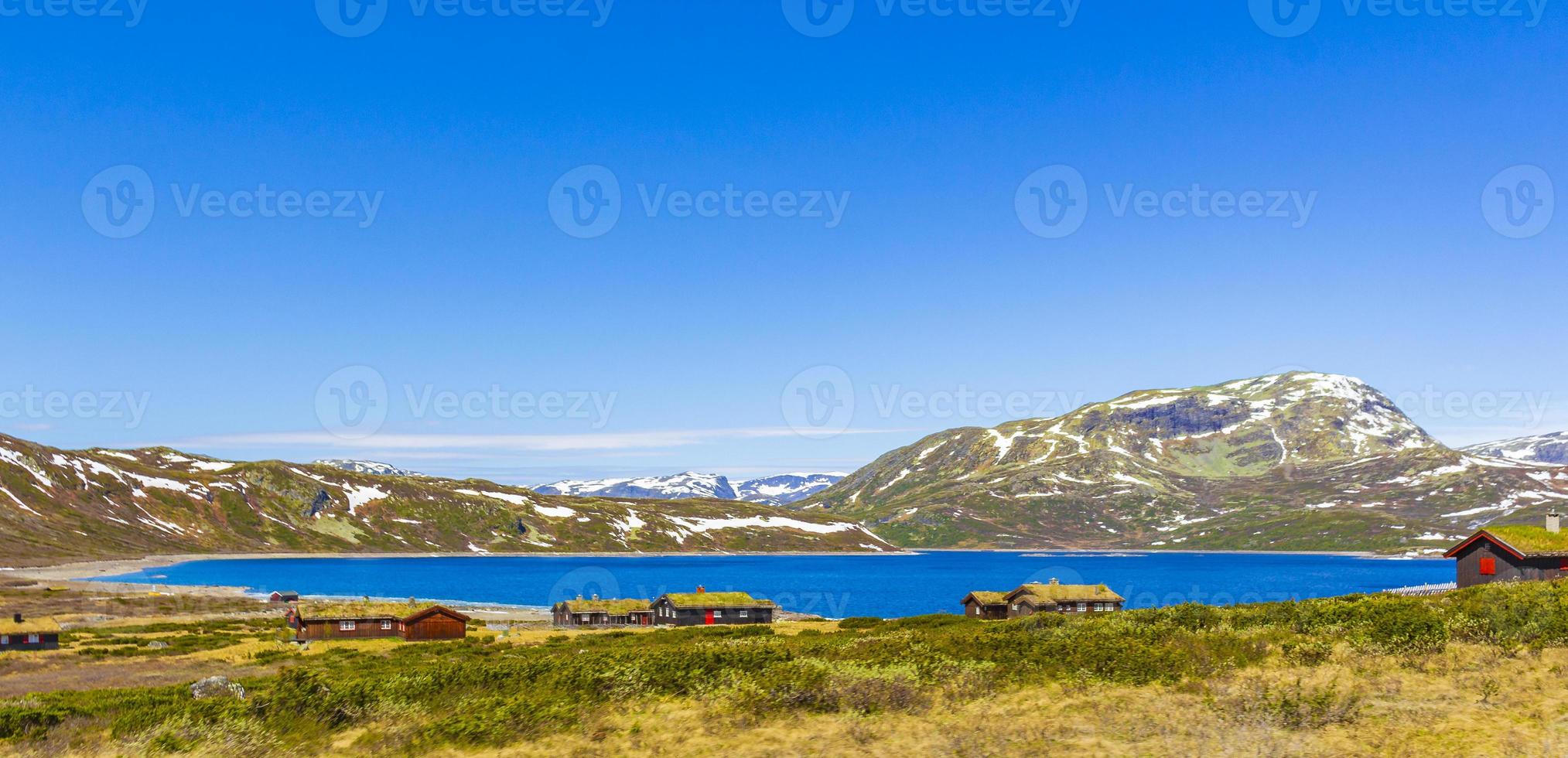 vavatn meer panorama landschap hutten besneeuwde bergen hemsedal noorwegen. foto