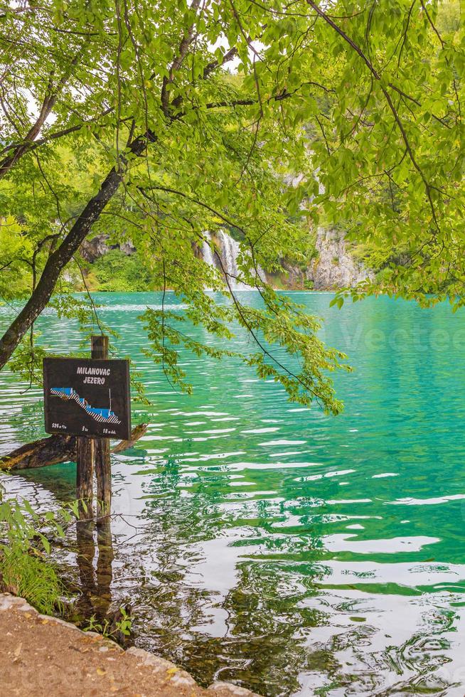 plitvice meren nationaal park landschap turquoise water in kroatië. foto