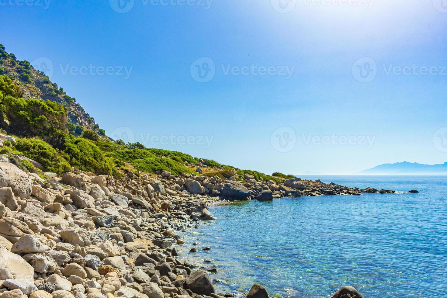 natuurlijke kustlandschappen kos eiland griekenland bergen kliffen rotsen. foto