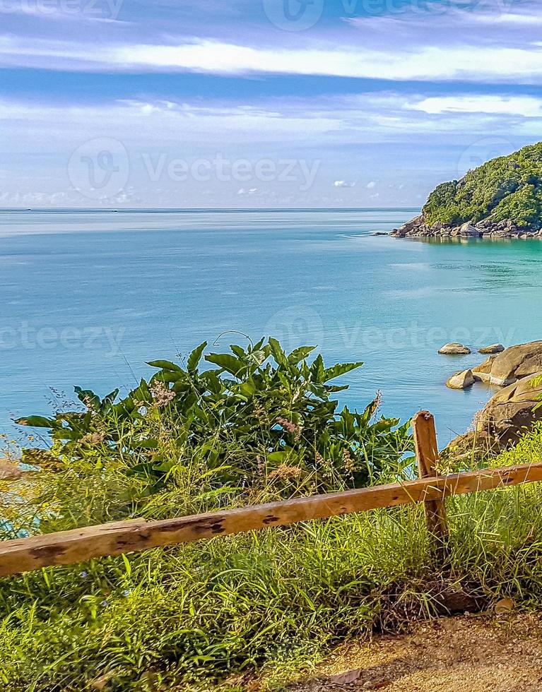 prachtig panoramisch uitzicht vanaf zilver strand koh samui thailand. foto